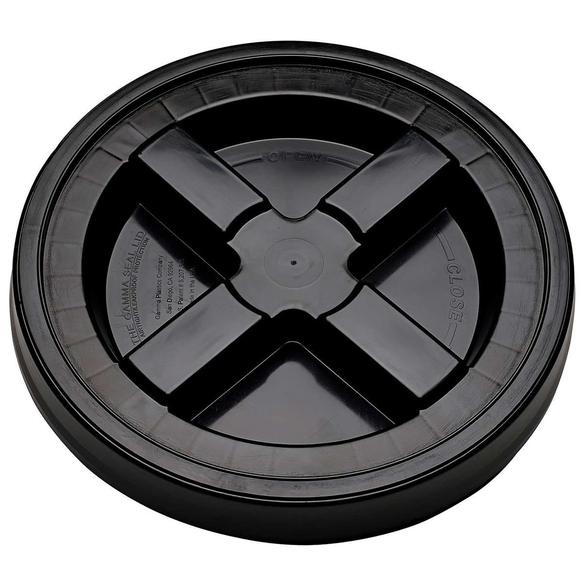 The Gamma2 GAMMA Seal Lids, made from BPA-free HDPE plastic, feature an X-shaped center pattern with clear open/close instructions. Its grooved rim ensures an airtight seal on containers, with a black round design.
